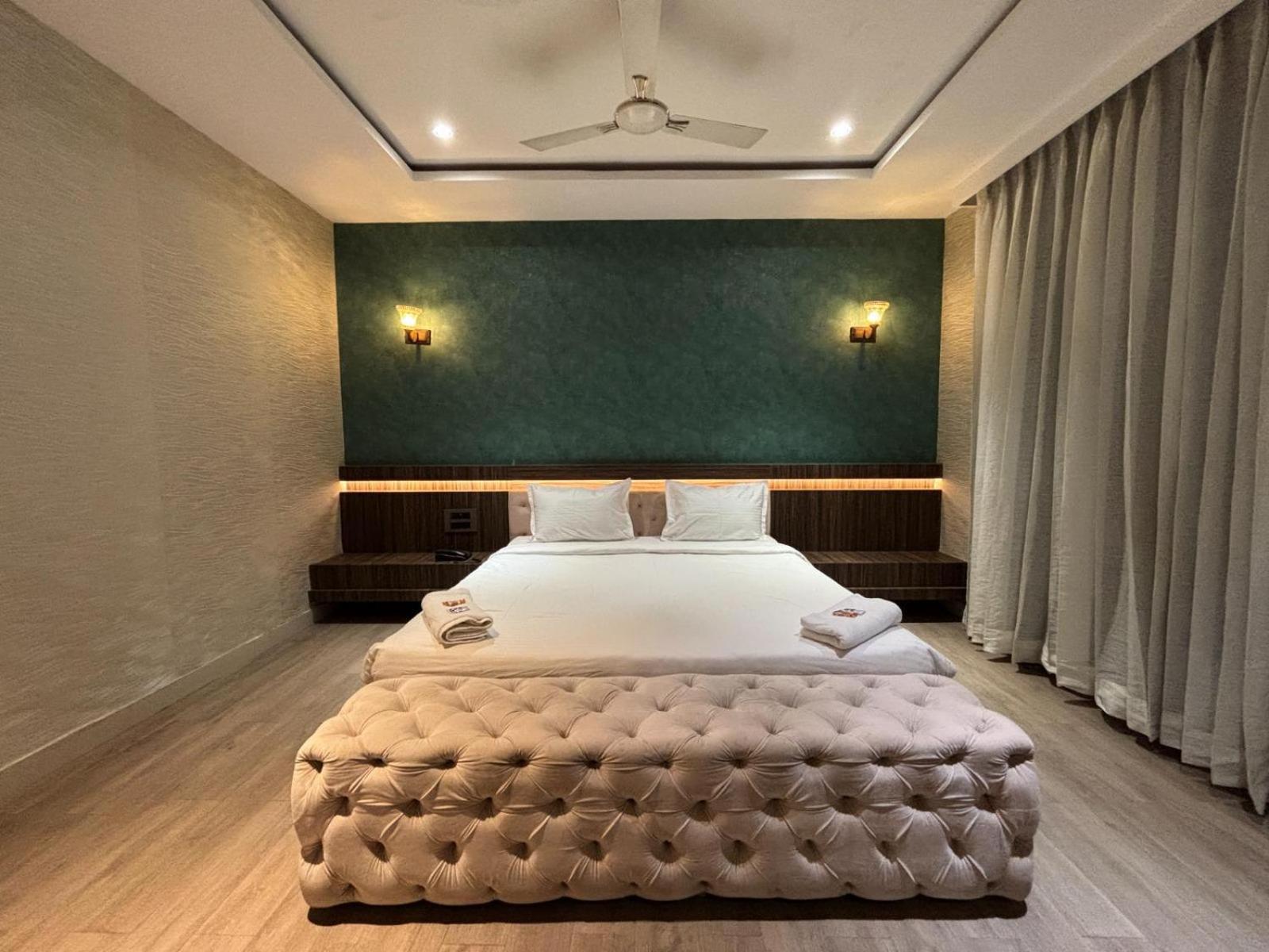 Hotel Elegant Inn Surat Exteriör bild