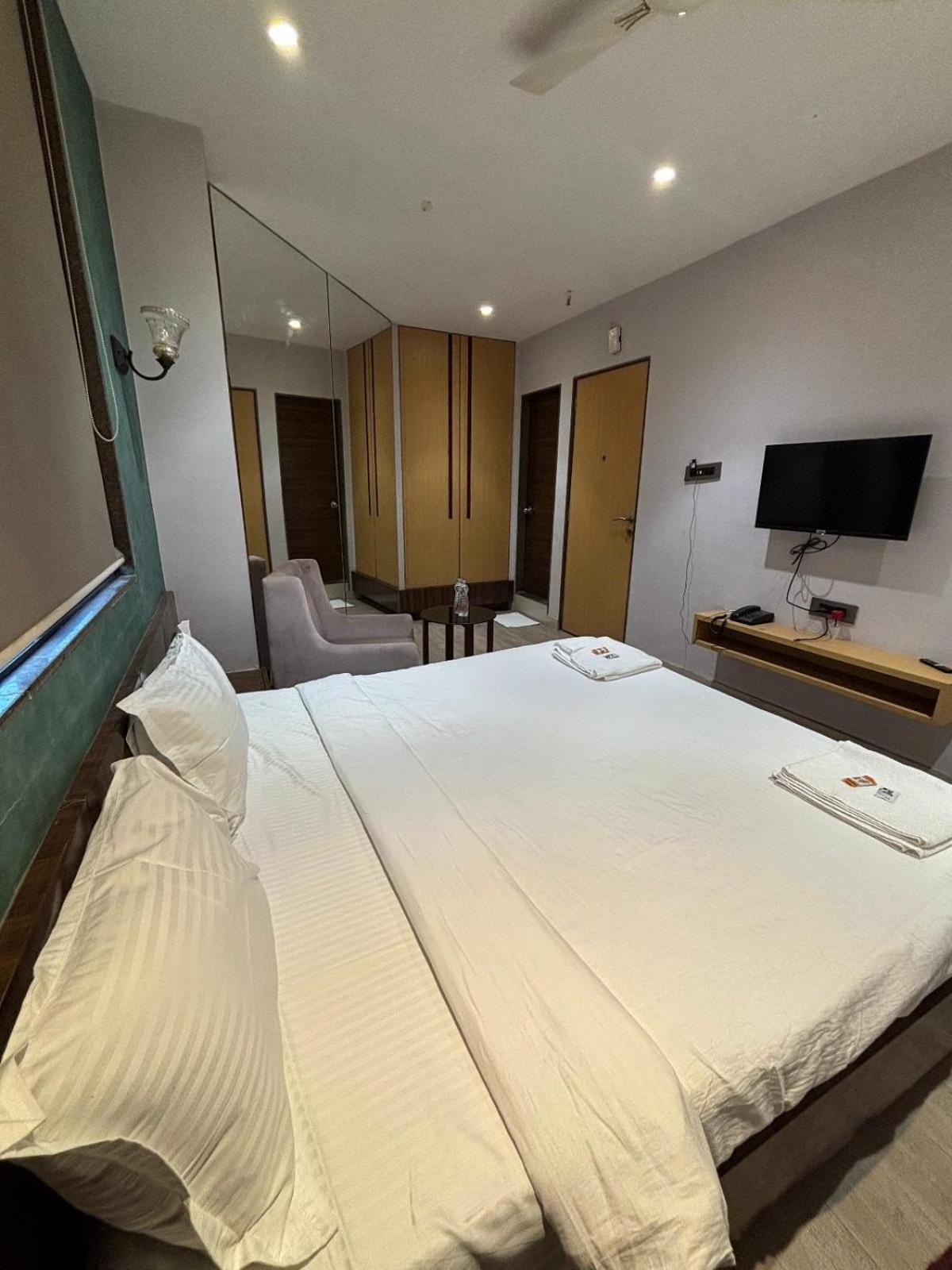 Hotel Elegant Inn Surat Exteriör bild