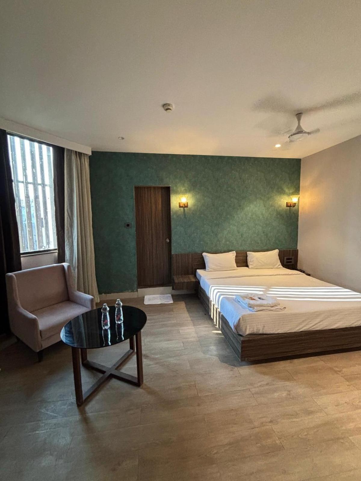Hotel Elegant Inn Surat Exteriör bild