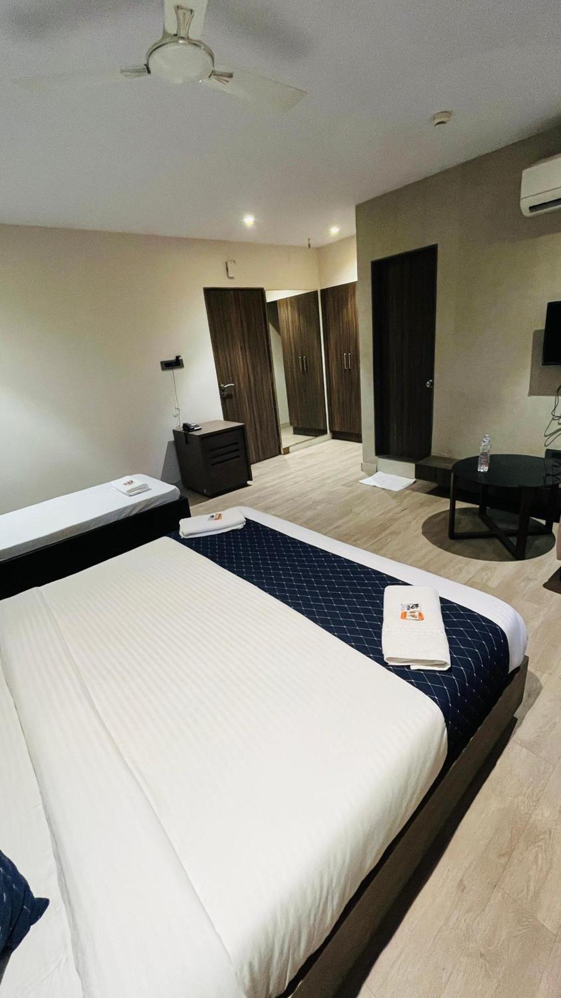 Hotel Elegant Inn Surat Exteriör bild