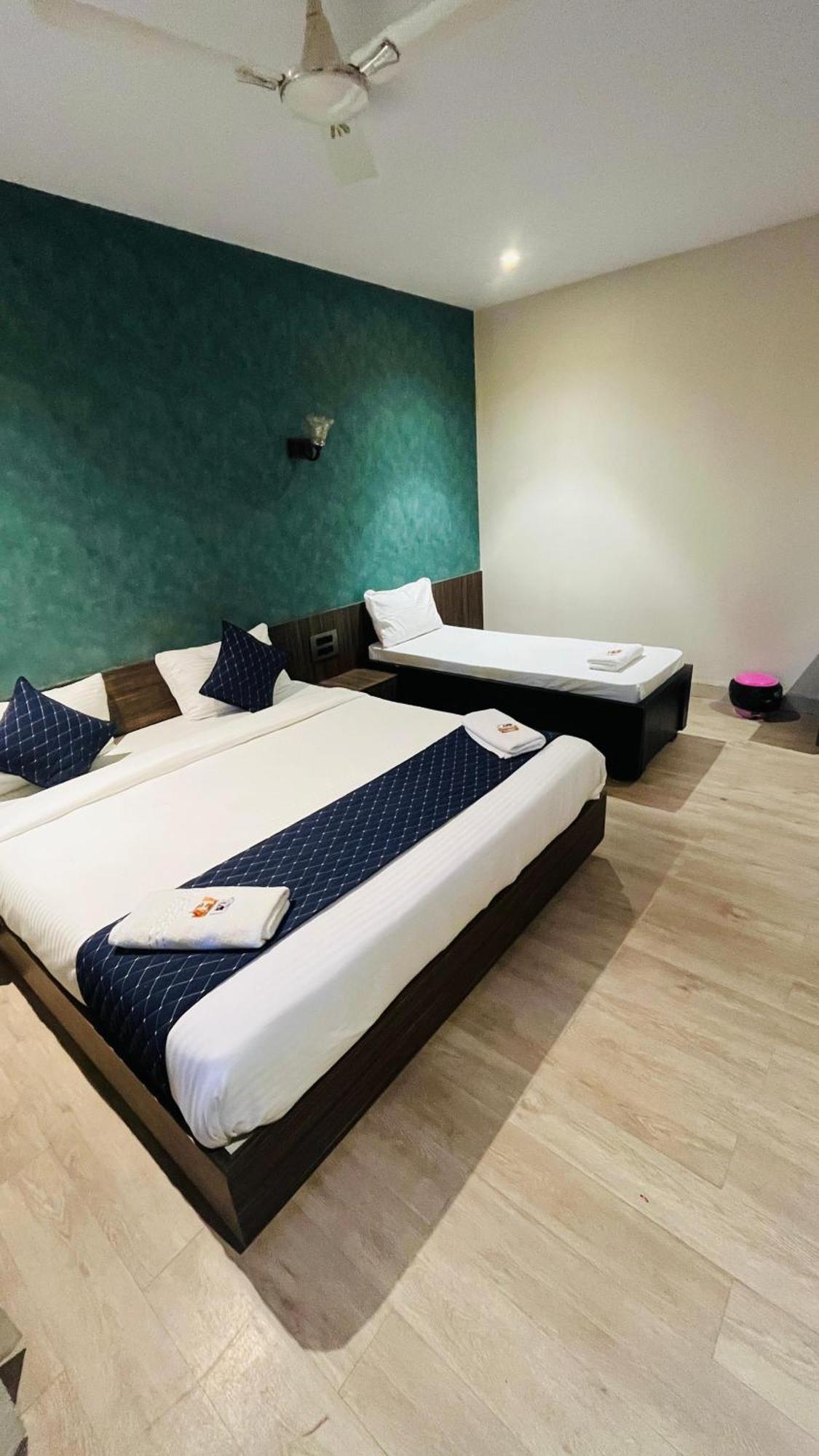 Hotel Elegant Inn Surat Exteriör bild